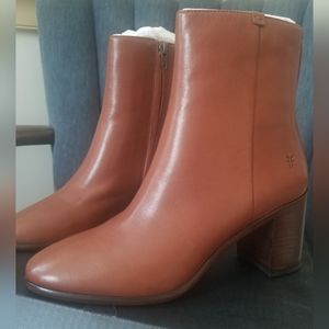 Frye Size 8 brown booties